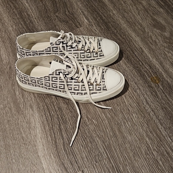 GIVENCHY WHITE SNEAKERS - Picture 9 of 13